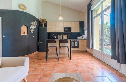 Roussillon House | Gîte 'Domaine Plan Des Devens Tendresse' with shared pool, Wi-Fi and air conditioning