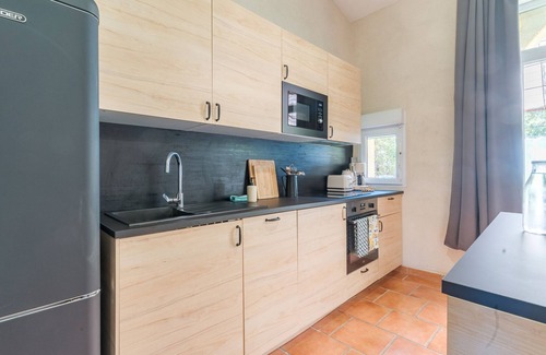 Roussillon House | Gîte 'Domaine Plan Des Devens Tendresse' with shared pool, Wi-Fi and air conditioning