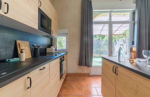 Roussillon House | Gîte 'Domaine Plan Des Devens Tendresse' with shared pool, Wi-Fi and air conditioning