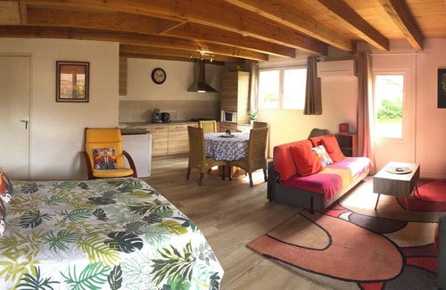 Cusset Apartment | Gîte L'Exotique - Bungalow with garden and terrace, Vichy