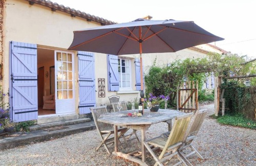 Le Buisson-de-Cadouin House | Gîte La Forge – Holiday Home with Shared Pool and Garden View in Bazeilles
