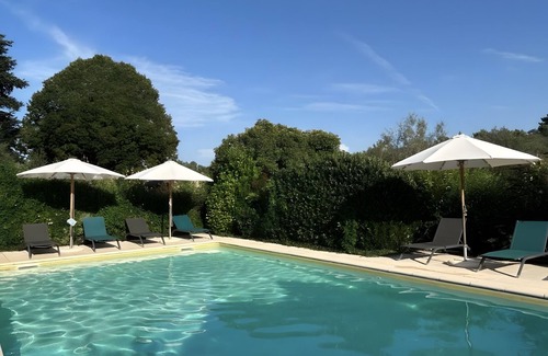 Le Buisson-de-Cadouin House | Gîte La Forge – Holiday Home with Shared Pool and Garden View in Bazeilles