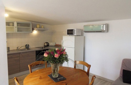 Greoux-les-Bains House | Gîte "La Miellerie" with Shared Pool, Private Terrace, and Air Conditioning