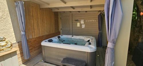 Draguignan House | gite LAPAZ/jacuzzi privé/piscine