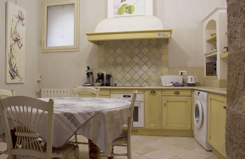 Robion House | Gite le chat rouge. Charming LOFT. The most beautiful villages in France.