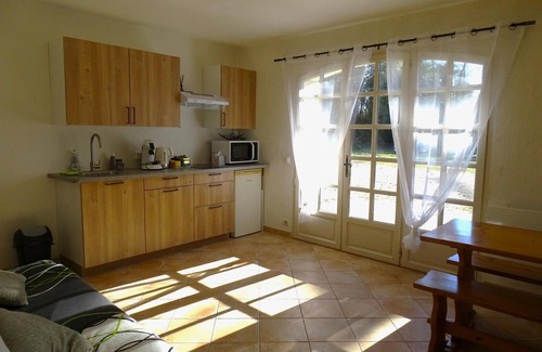 Cabannes Cottage | Gîte 'Le Gite Au Coin Du Feu' with Private Terrace, Wi-Fi and Air Conditioning