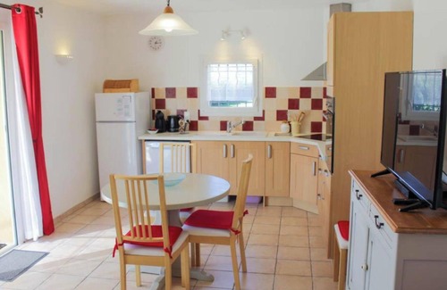 Greoux-les-Bains Cottage | Gîte 'Le Petit Étang' with Shared Pool, Private Terrace and Air Conditioning