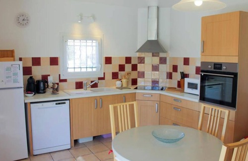 Greoux-les-Bains Cottage | Gîte 'Le Petit Étang' with Shared Pool, Private Terrace and Air Conditioning