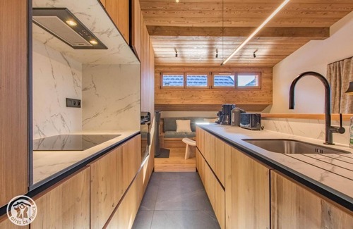 Saint-Jean-de-Sixt Apartment | Gîte Le Vardi - Chalet ARAVIS COSY with spa and summer pool