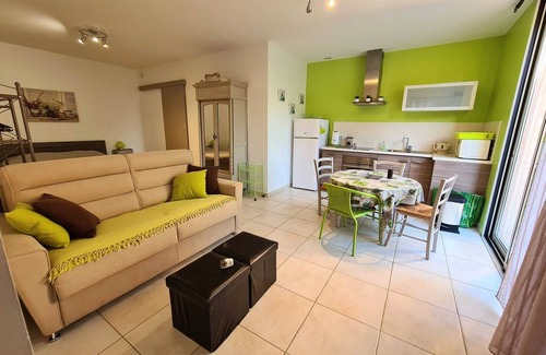 Gemenos Apartment | GITE LES CIGALES, Studio 15mn from the BEACHES, Many walks,