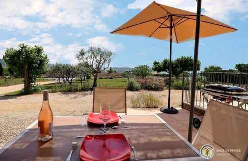 Villeneuve-de-Berg Apartment | Gite les Oliviers Idéalement Situé. Proche Commerces et Sites Touristiques