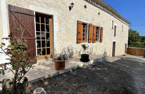 Riocaud Condo | Gîte les trois pierre situated in the middle of vineyards.