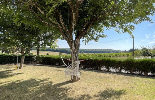 Riocaud Condo | Gîte les trois pierre situated in the middle of vineyards.