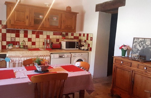 Montjustin Apartment | Gîte located in the heart of the Lubéron nature reserve.