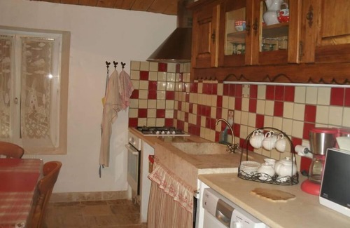 Montjustin Apartment | Gîte located in the heart of the Lubéron nature reserve.