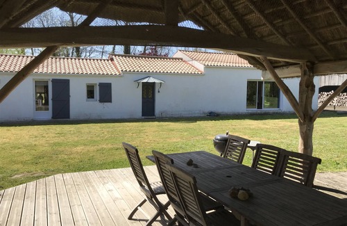 Soullans Apartment | Gite Piscine Privée a la Campagne 10 min des Plages