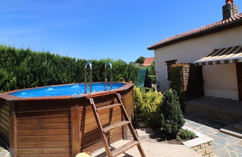 Saint-Santin-de-Maurs Cottage | Gite Saint-Santin-de-Maurs, 3 bedrooms, 6 persons