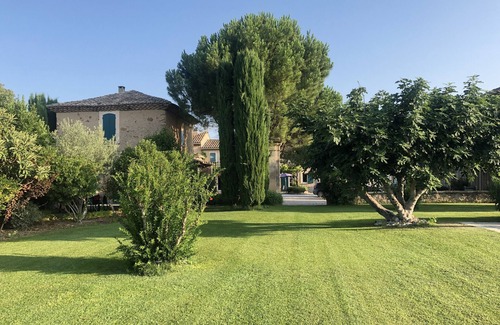 Mazan House | Gite Tourelle: delightful stone cottage in a quiet area surrounded by vines