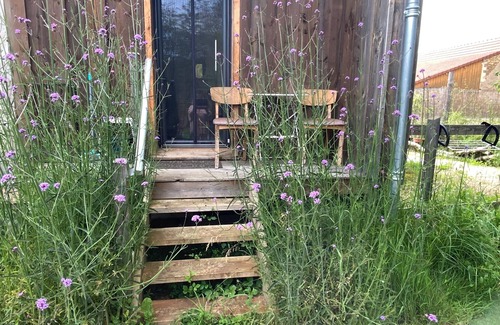 Valojoulx Apartment | Gite Wildflower Lane, 4k to Montignac Lascaux, fly screens