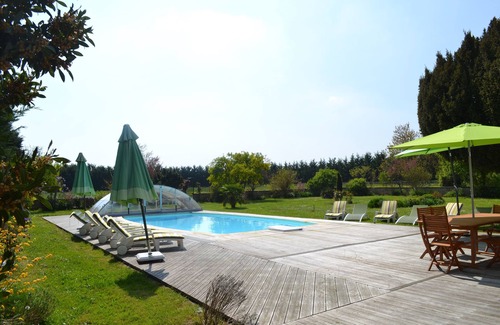 Prisse-la-Charriere Cottage | GITE WITH COVERED AND HEATED POOL (3 STARS)