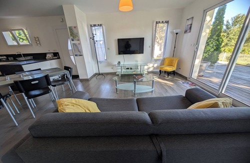 Cussac-Fort-Medoc House | Gîte with heated swimming pool View of vineyards