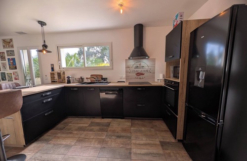 Cussac-Fort-Medoc House | Gîtes for up to 10 people Heated swimming pool in season and Jacuzzi all year round