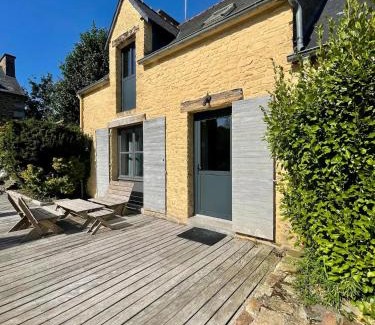 Langrolay-sur-Rance House | Gites La Rifflais - Nénuphar - avec étang privé