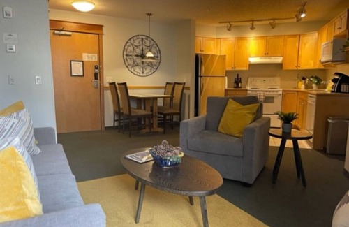 Canmore Condo | GLACIER WINDS - MOUNTAIN VIEWS - GYM & SECURE PARKING