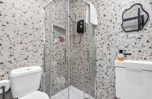 Peckham Apartment | Glam Compact Studio with Chic Kitchenette