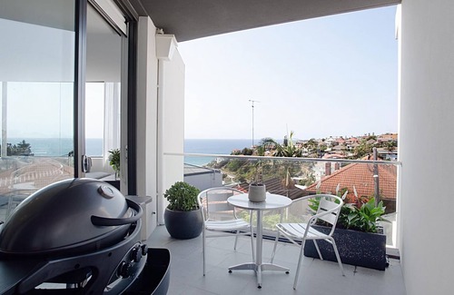 Tamarama Apartment | Glamarama is a stunning 2-bed apartment with Tama Beach views!