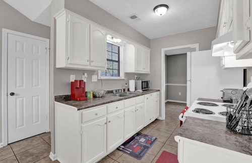 Ellendale House | Glamorous 3BR 2BA house w/large fenced backyard