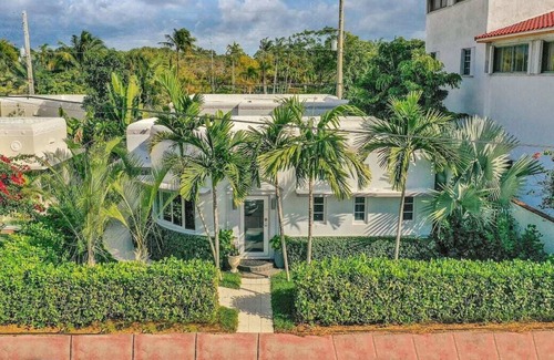 North Beach House | GLAMOROUS BEACH VILLA STEPS FROM THE BEACH
