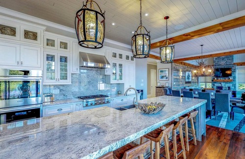 Pointe au Baril Cottage | Glamorous Lakefront home in Pointe au Baril 6 Bed | 4 Bath | Hot Tub