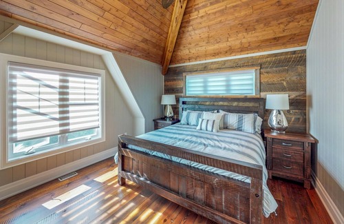 Pointe au Baril Cottage | Glamorous Lakefront home in Pointe au Baril 6 Bed | 4 Bath | Hot Tub