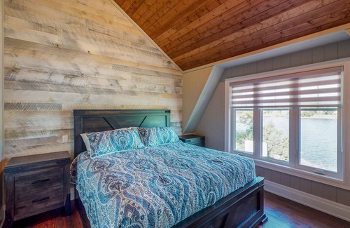 Pointe au Baril Cottage | Glamorous Lakefront home in Pointe au Baril 6 Bed | 4 Bath | Hot Tub