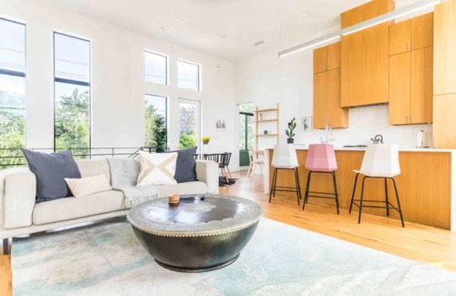 Knox - Henderson House | Glamorous Perfectly Located Deluxe 2 Bed Townhome