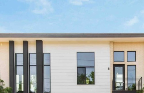 Knox - Henderson House | Glamorous Perfectly Located Deluxe 2 Bed Townhome