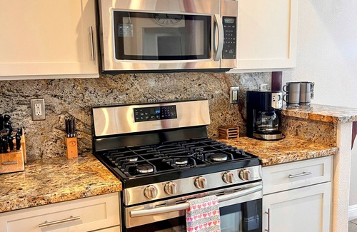 La Quinta Cove House | Glamorous Santa Fe Villa 3 BR with Pool + Spa stunning Mountain Views #064809