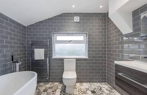 Selhurst House | Glamorous Spacious House