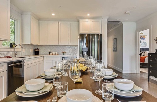 Jamaica Plain Apartment | Glamorous Treetop Escape | near T