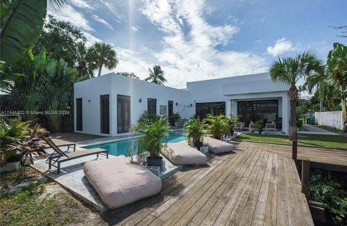 Fort Lauderdale House | Glamorous Waterfront Canal Home with Private Dock and Pool