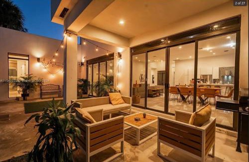 Fort Lauderdale House | Glamorous Waterfront Canal Home with Private Dock and Pool