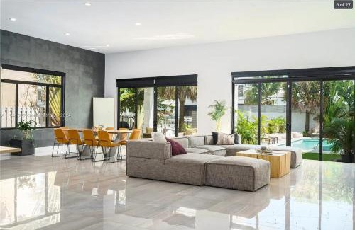 Fort Lauderdale House | Glamorous Waterfront Canal Home with Private Dock and Pool
