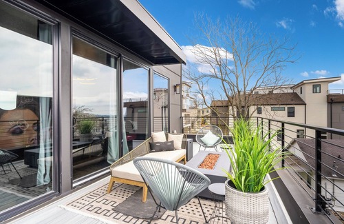 East Bank House | Glamour on the Rocks - Rooftop Deck in East Nash
