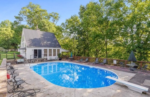 Lookout Valley Neighborhood Association RV Rental | Glamp on Functional Farm w/pool 15min to Chatt!