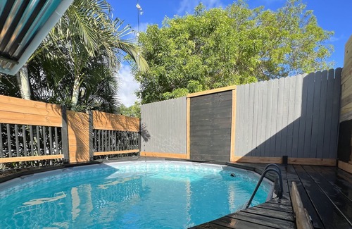 Westgate House | GLAMPER w/Private Pool☀️🌴Near Downtown Wpb, Airport PBI✈️ Tanger Oulets🛍️ Beaches 🌊