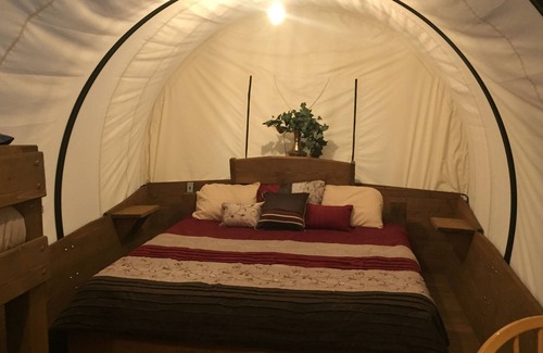 Jamestown Apartment | Glamping Back in Time