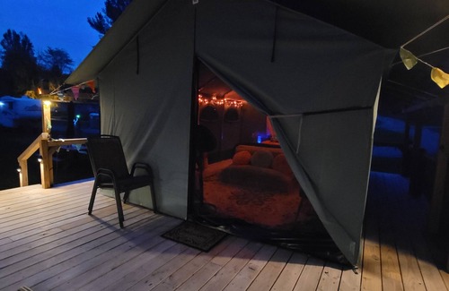 Del Rio RV Rental | Glamping Creekside w/Private Deck and Bath Housen