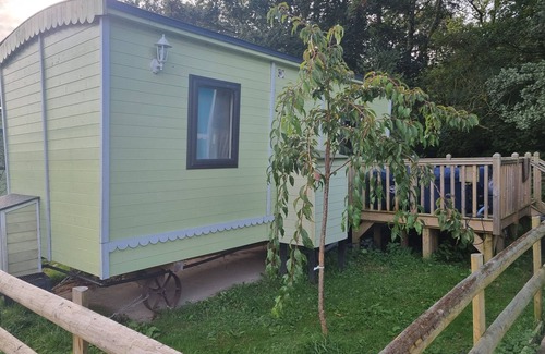Llanfair Caereinion Ski Chalet | Glamping Hut - Sleeps 2, hot tub & parking