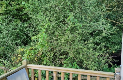 Llanfair Caereinion Ski Chalet | Glamping Hut - Sleeps 2, hot tub & parking